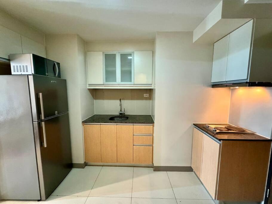 Bgc 1br Unit Linked To Uptown Mall With Own Parking * Manila