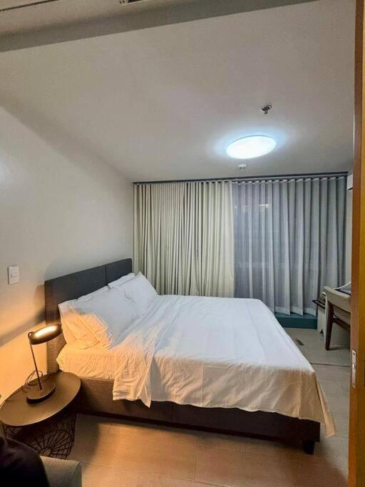 Bgc 1br Unit Linked To Uptown Mall With Own Parking Apartment