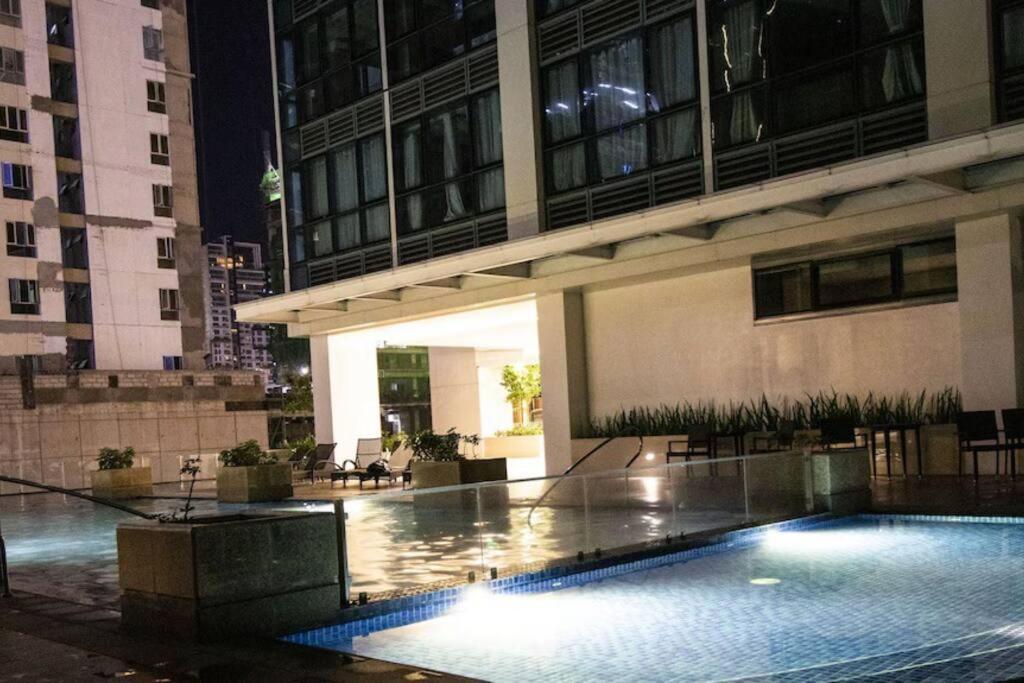 Bgc 1br Unit Linked To Uptown Mall With Own Parking Apartment Manila