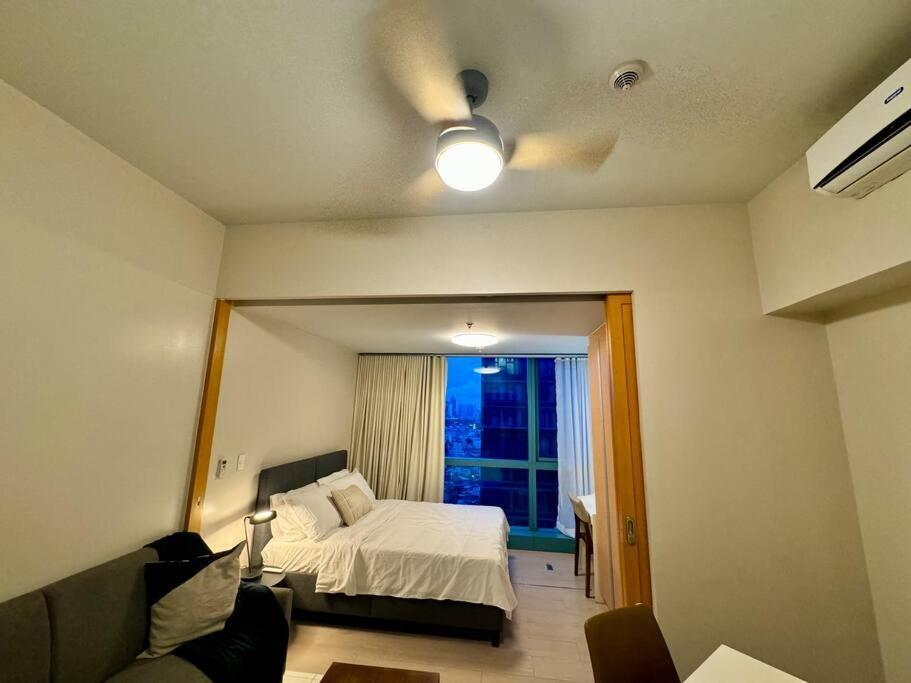 Bgc 1br Unit Linked To Uptown Mall With Own Parking *