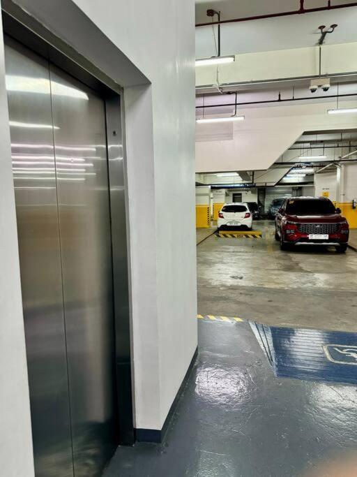 Apartment Bgc 1br Unit Linked To Uptown Mall With Own Parking *