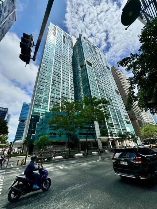 Bgc 1br Unit Linked To Uptown Mall With Own Parking Apartment