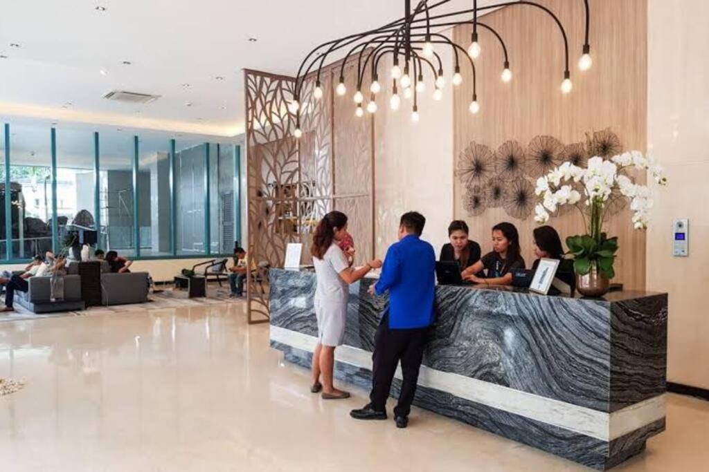 Apartment Bgc 1br Unit Linked To Uptown Mall With Own Parking *