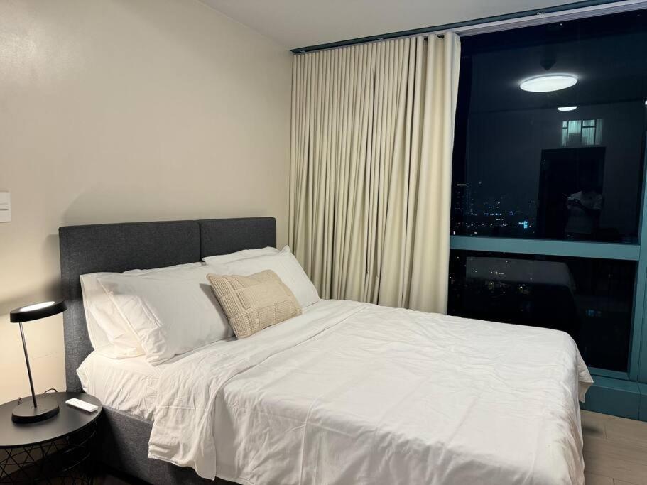 Bgc 1br Unit Linked To Uptown Mall With Own Parking Apartment *