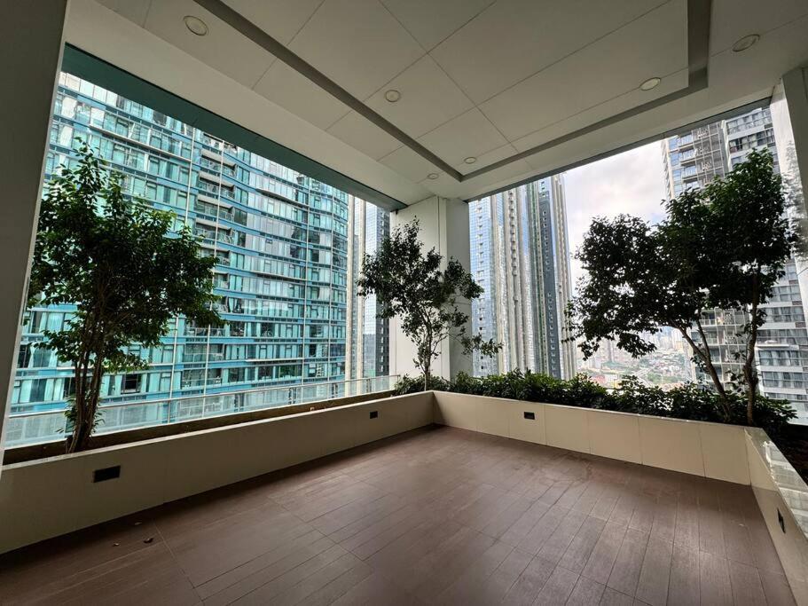 Bgc 1br Unit Linked To Uptown Mall With Own Parking Apartment