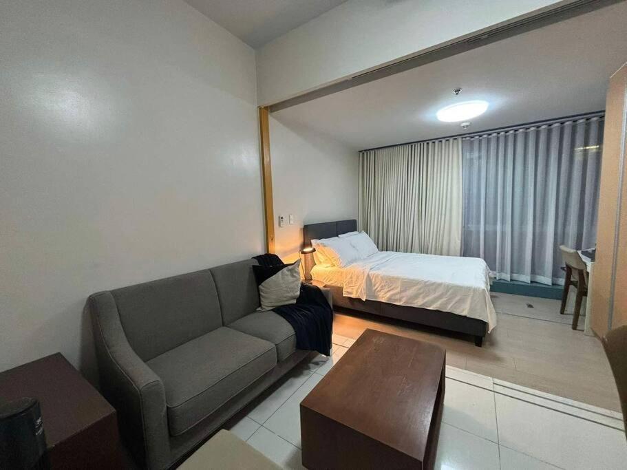 Apartment Bgc 1br Unit Linked To Uptown Mall With Own Parking *