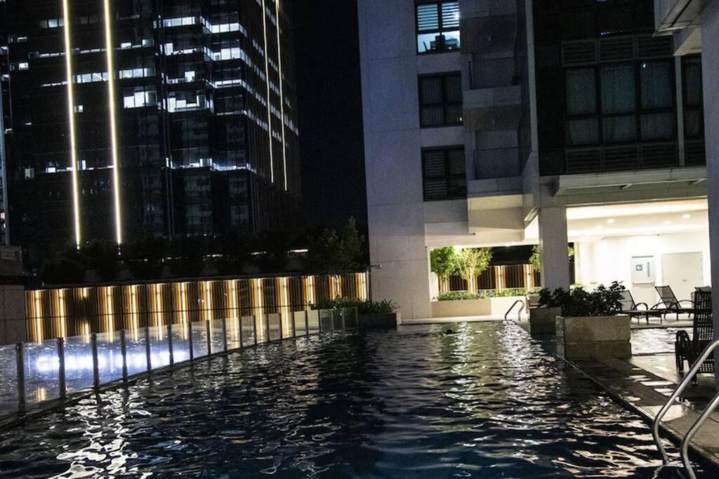 Bgc 1br Unit Linked To Uptown Mall With Own Parking Manila