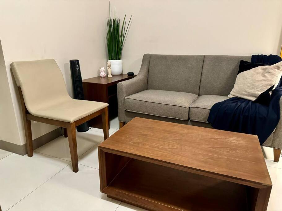 Bgc 1br Unit Linked To Uptown Mall With Own Parking Apartment *