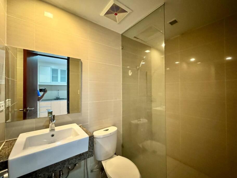 Bgc 1br Unit Linked To Uptown Mall With Own Parking Apartment *