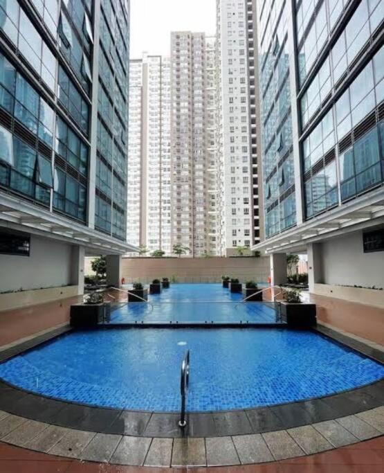Apartment Bgc 1br Unit Linked To Uptown Mall With Own Parking *