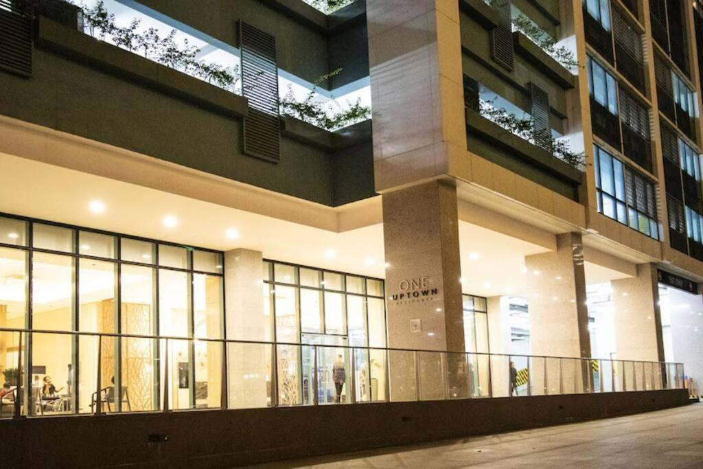 Bgc 1br Unit Linked To Uptown Mall With Own Parking * Manila