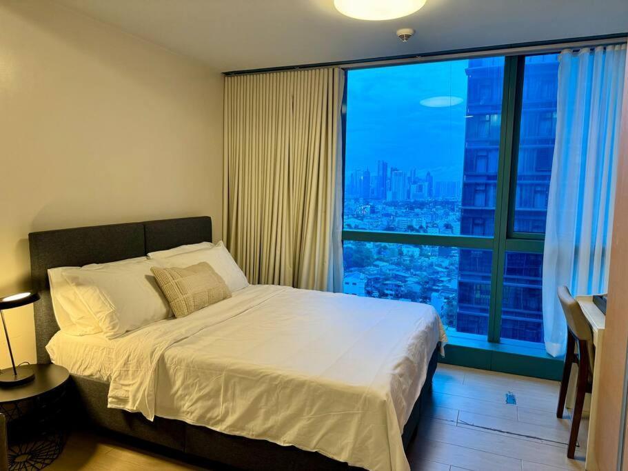 Bgc 1br Unit Linked To Uptown Mall With Own Parking Apartment *