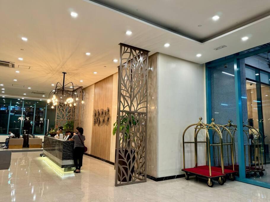 Bgc 1br Unit Linked To Uptown Mall With Own Parking Manila