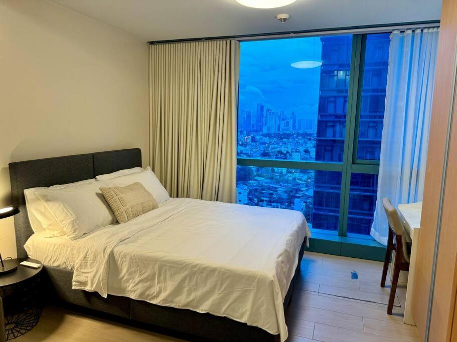 Bgc 1br Unit Linked To Uptown Mall With Own Parking Apartment Manila