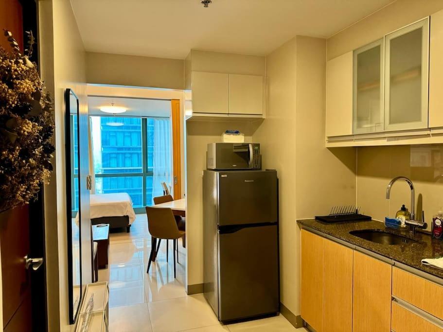 Bgc 1br Unit Linked To Uptown Mall With Own Parking Apartment *