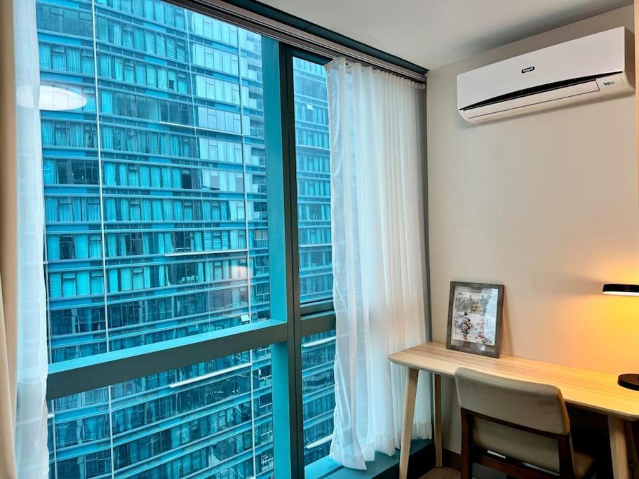 Bgc 1br Unit Linked To Uptown Mall With Own Parking Apartment *