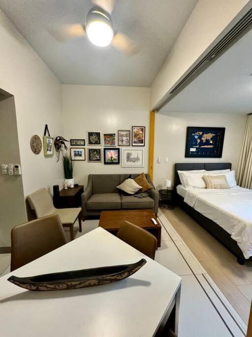 Bgc 1br Unit Linked To Uptown Mall With Own Parking Apartment
