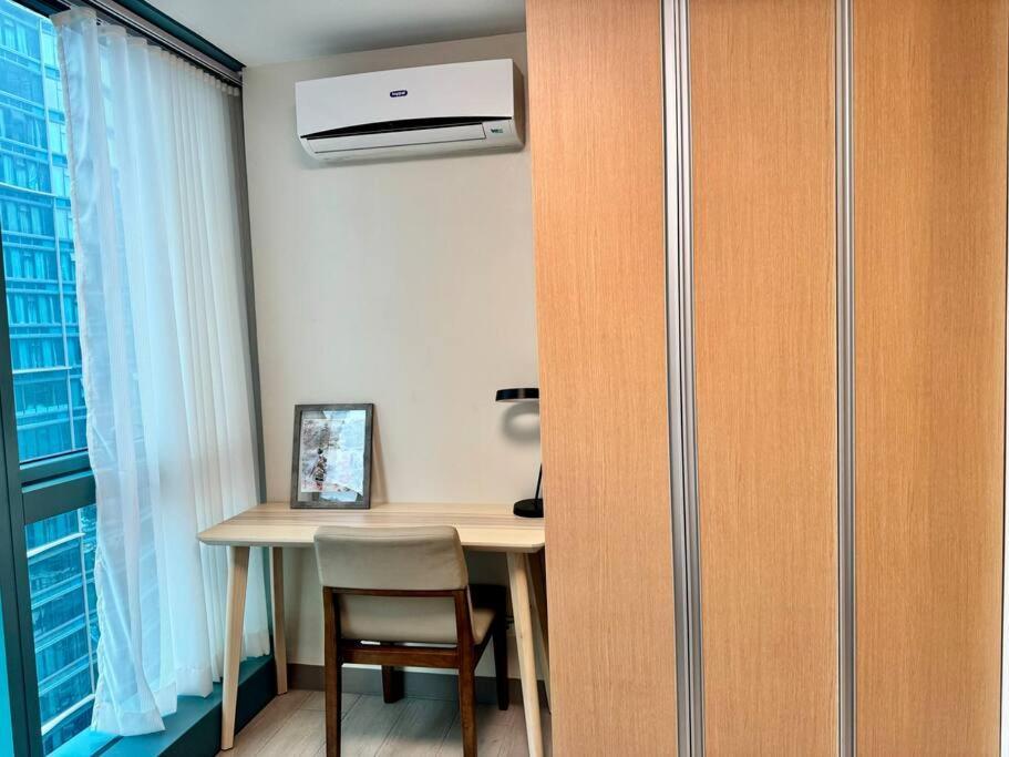 Apartment Bgc 1br Unit Linked To Uptown Mall With Own Parking *
