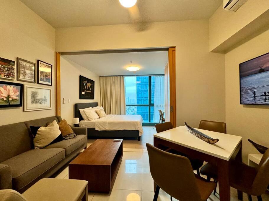 Bgc 1br Unit Linked To Uptown Mall With Own Parking Apartment